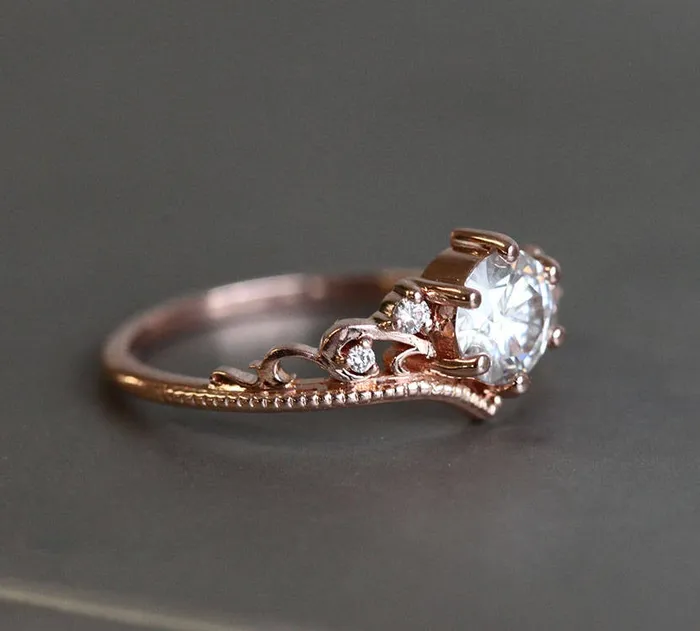Rings capucinne Bella Vintage Moissanite And Diamond Ring