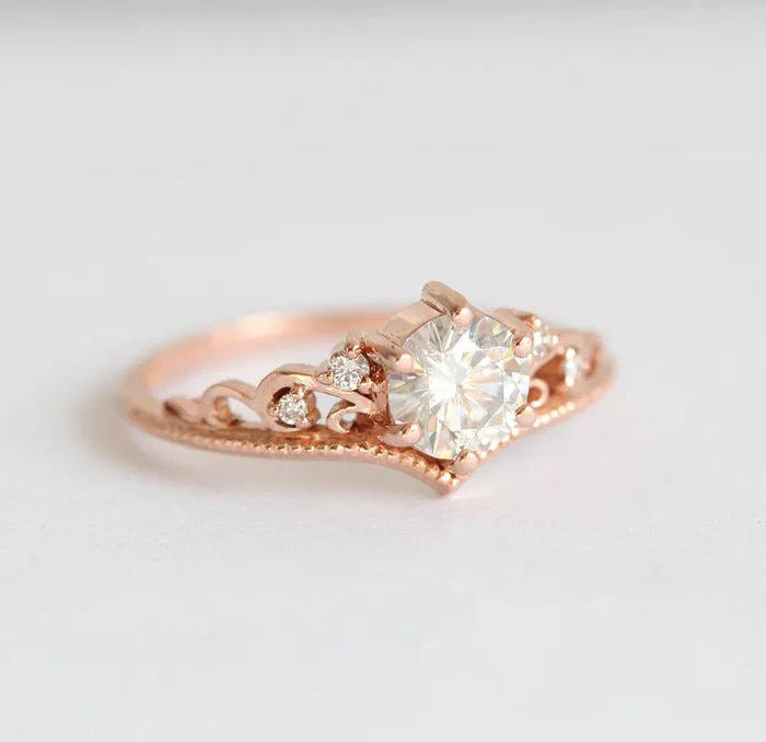 Rings capucinne Bella Vintage Moissanite And Diamond Ring