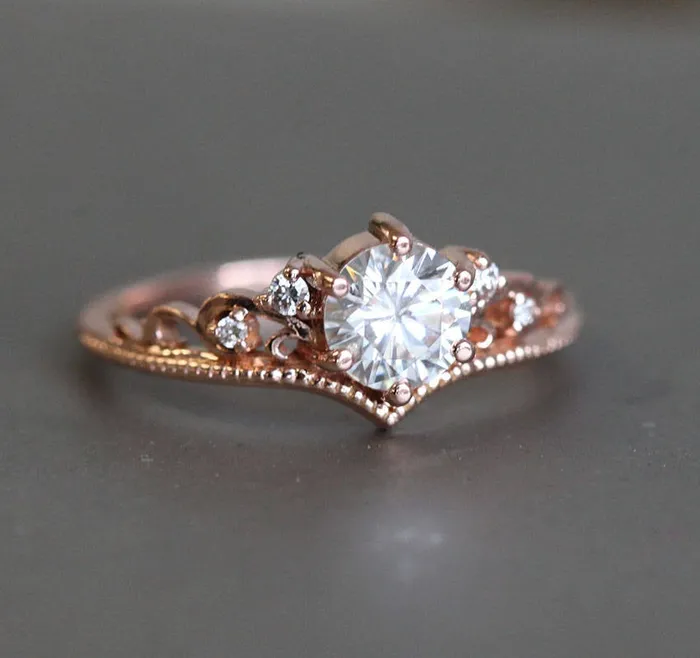 Rings capucinne Bella Vintage Moissanite And Diamond Ring