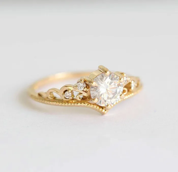 Rings capucinne Bella Vintage Moissanite And Diamond Ring