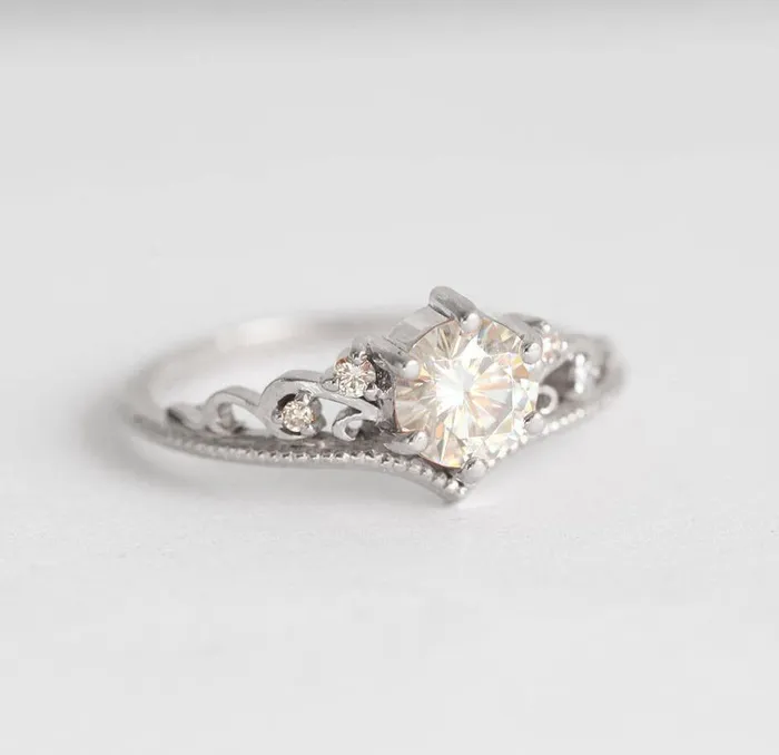 Rings capucinne Bella Vintage Moissanite And Diamond Ring