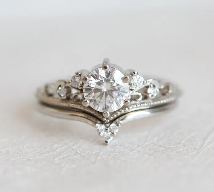 Rings capucinne Bella Vintage Moissanite And Diamond Ring
