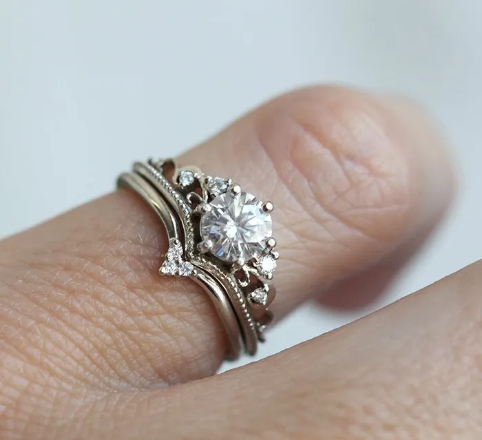 Rings capucinne Bella Vintage Moissanite And Diamond Ring