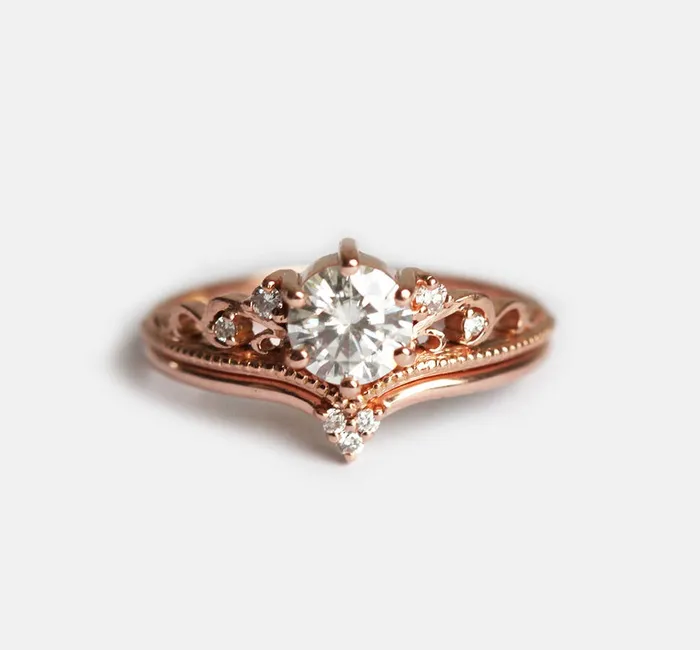 Rings capucinne Bella Vintage Moissanite And Diamond Ring