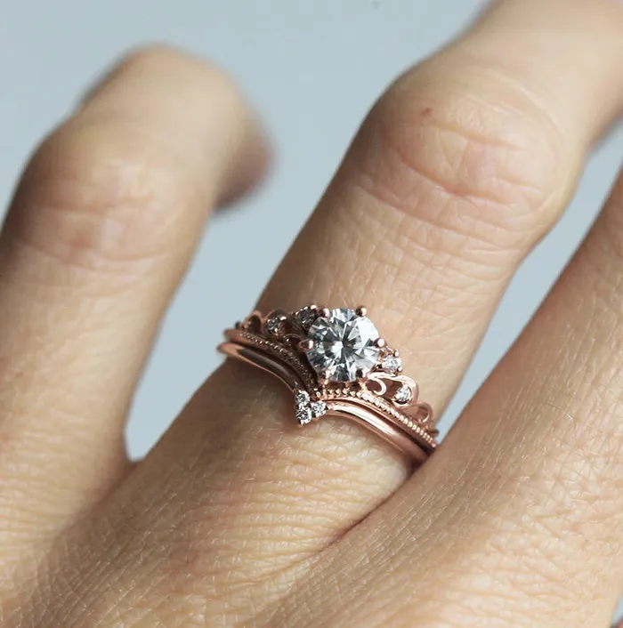 Rings capucinne Bella Vintage Moissanite And Diamond Ring