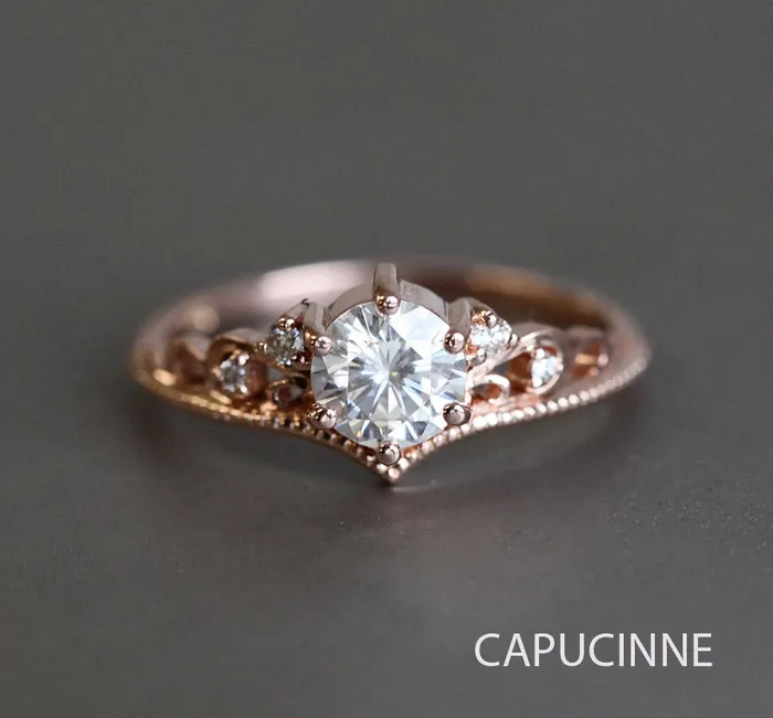 Rings capucinne Bella Vintage Moissanite And Diamond Ring