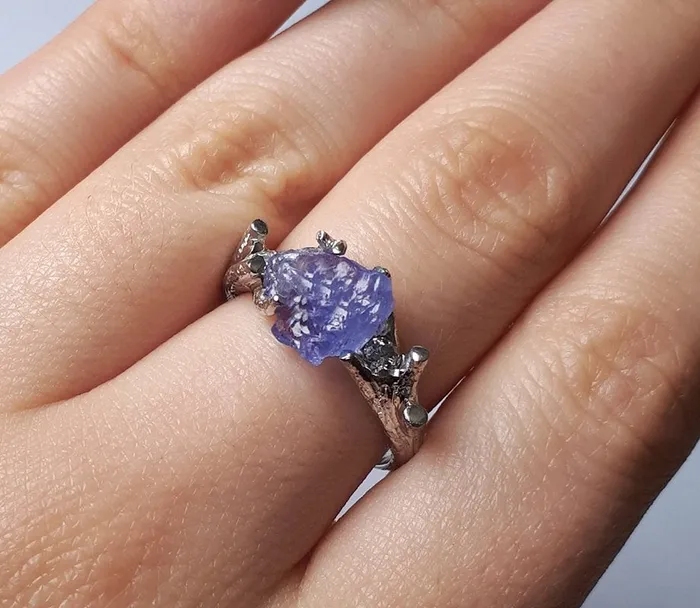 Rings capucinne Stormi Raw Tanzanite Ring