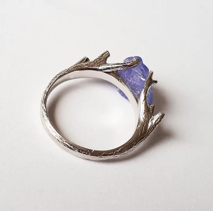 Rings capucinne Stormi Raw Tanzanite Ring