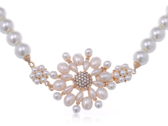 Alilang Necklaces And Pearls Forming A Flower W Necklace