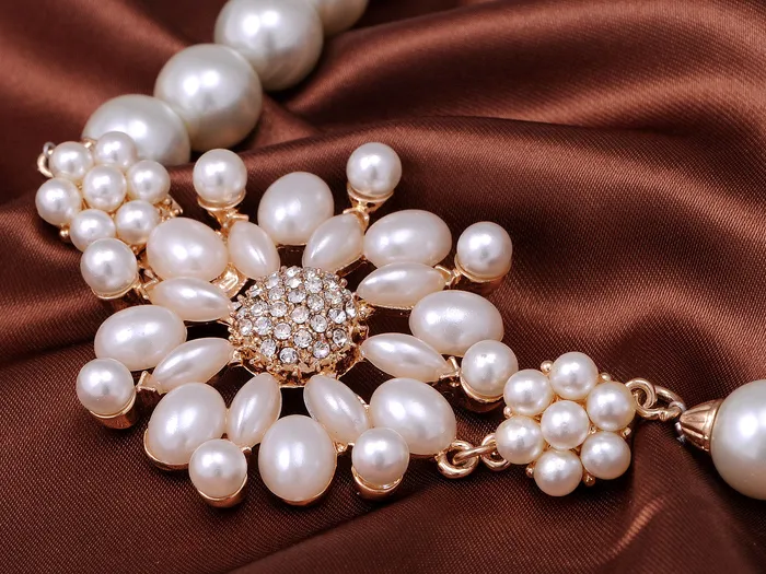 Alilang Necklaces And Pearls Forming A Flower W Necklace Alilang Necklaces And Pearls Forming A Flower W Necklace