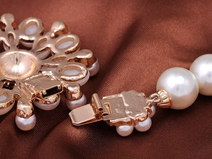 Alilang Necklaces And Pearls Forming A Flower W Necklace Alilang Necklaces And Pearls Forming A Flower W Necklace